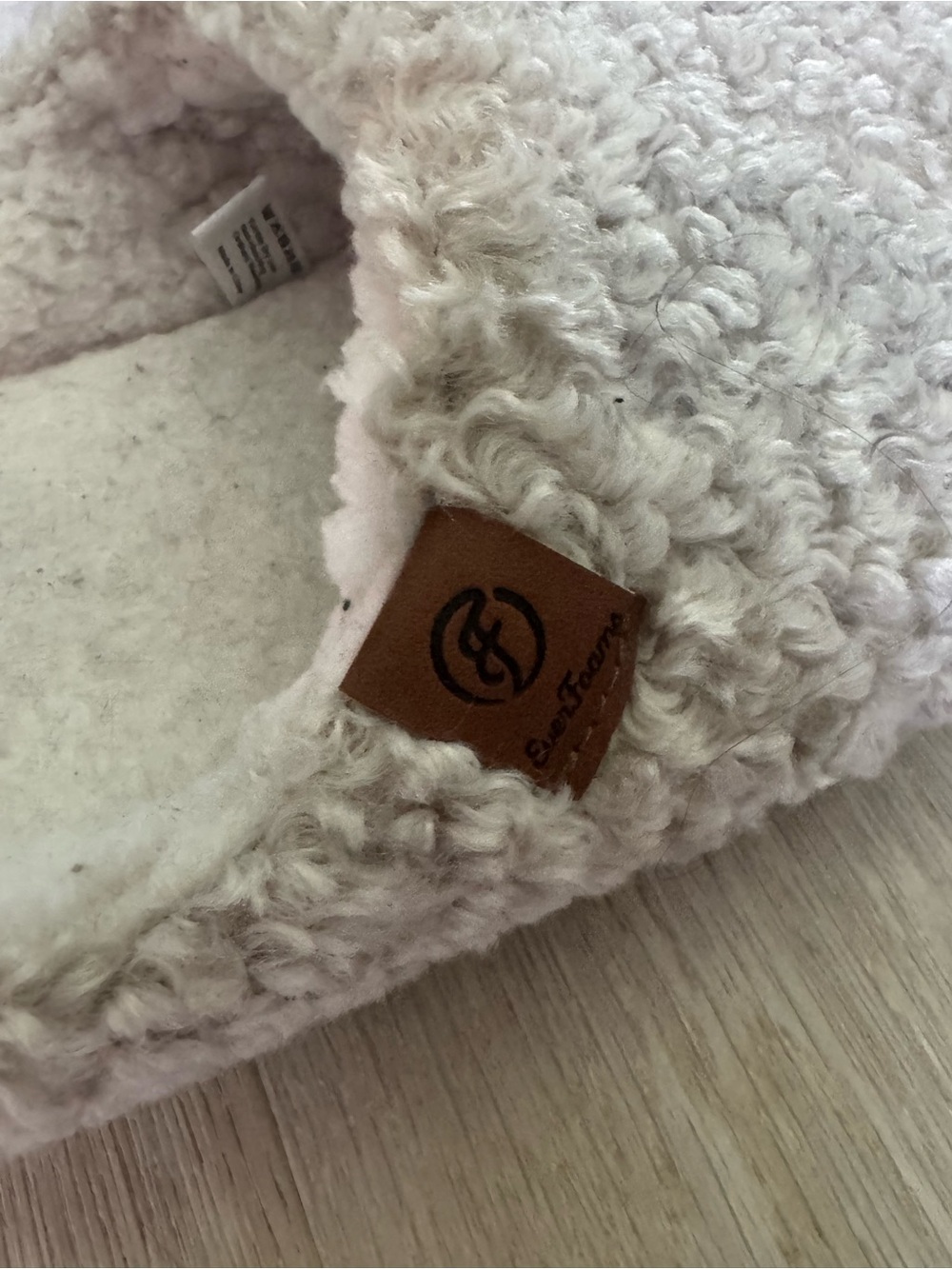 dearfoams Cozy Bouclé Slippers in Cream - Picture 3 of 4